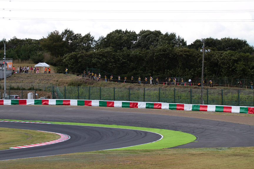 L席とM席のカメラマンシート専用エリア。ざっと20～30人くらいが撮影していた