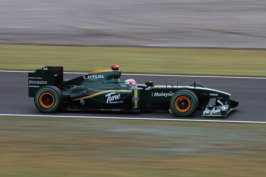 スプーン進入はブレーキローターの赤熱が撮れるポイントだ