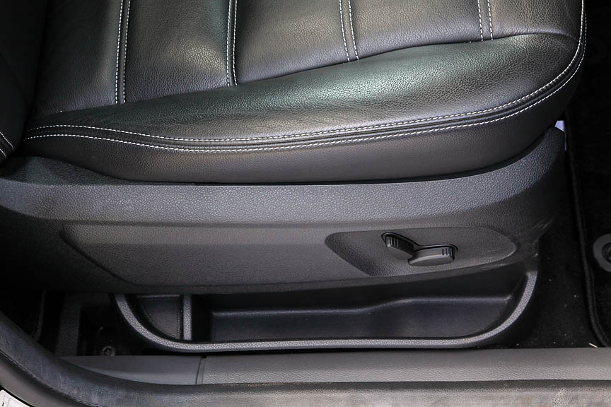 センターコンソールのカップホルダー、センターコンソールボックス、グローブボックス、インストゥルメントパネル右下の小物入れはもとより、ドアやインストゥルメントパネル上、シート脇などに多数の小物入れがある。ルーフにはグラスホルダーも