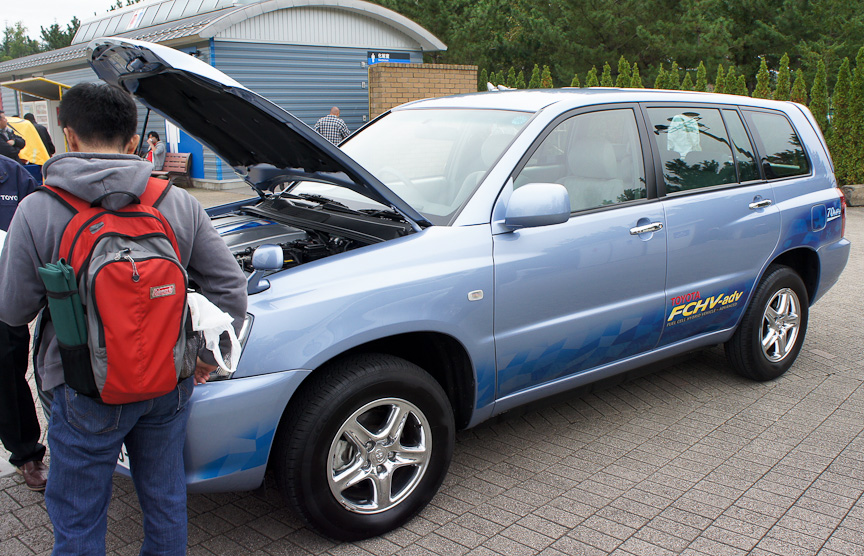 ツインリンクもてぎのグランドスタンド裏に展示された燃料電池車。左から日産のX-TRAIL FCV、トヨタのFCHV-adv、ホンダのFCXクラリティ。GT500クラスの3メーカーの環境技術をアピール