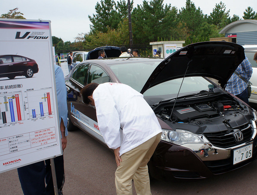 ツインリンクもてぎのグランドスタンド裏に展示された燃料電池車。左から日産のX-TRAIL FCV、トヨタのFCHV-adv、ホンダのFCXクラリティ。GT500クラスの3メーカーの環境技術をアピール