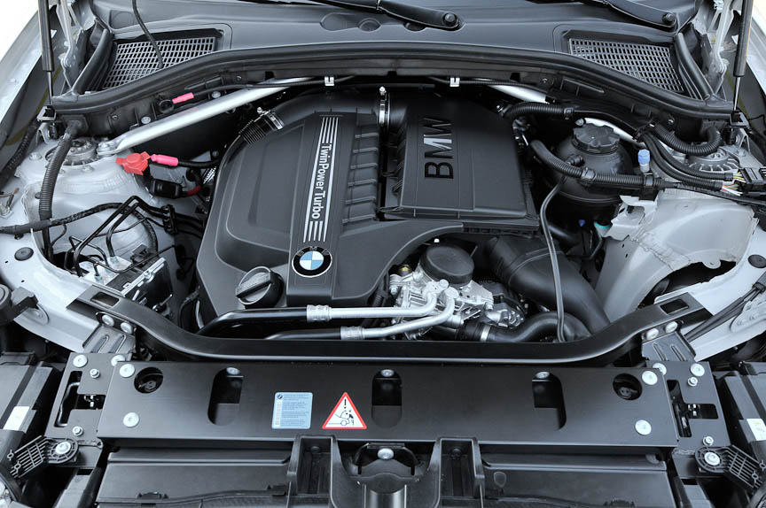 xDrive35iの直列6気筒DOHC 3リッター直噴ツインスクロールターボガソリンエンジン。最高出力は225kW（306PS）/5800rpm、最大トルクは400Nm/1200～5000rpm