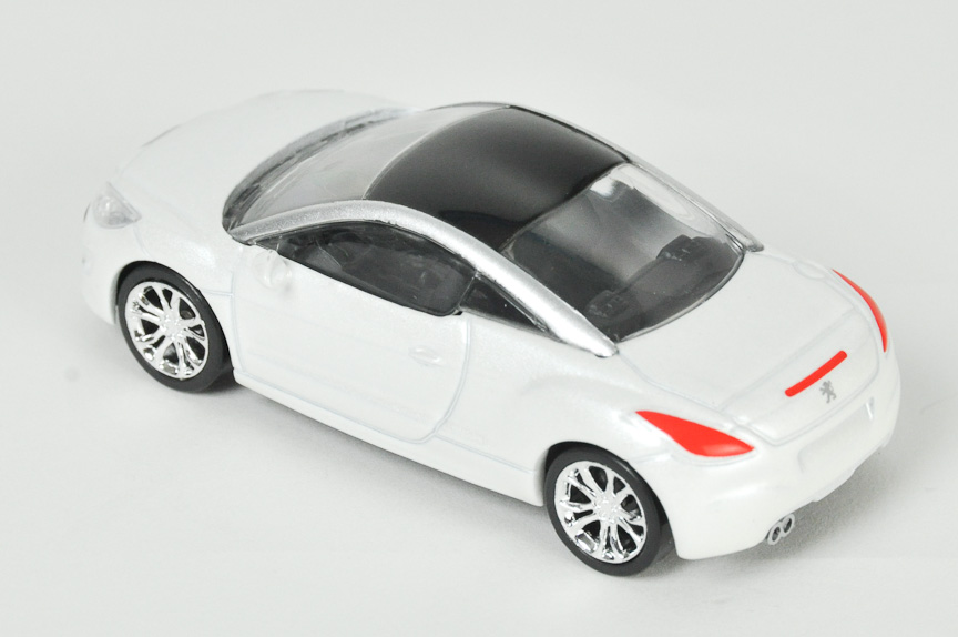 RCZのミニカー。RCZの特徴となっている、ダブルバブルルーフも再現