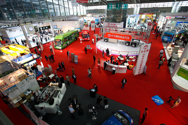 会場のブースはけっこうお金のかかったものが多かった。左に見えるフォルクスワーゲンは中国専用のEVを計画しているなど、中国市場をメインターゲットの1つに位置づけている