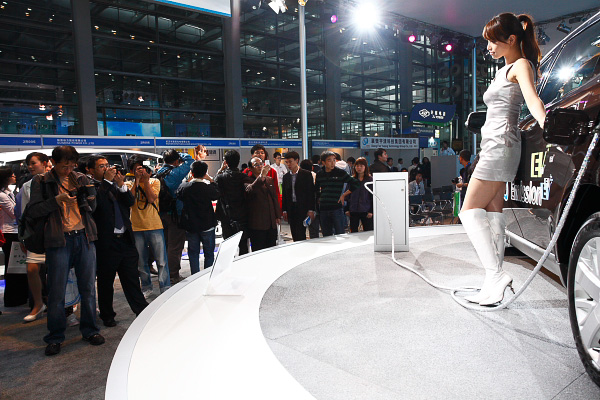 モーターショーのような展示風景と、撮影風景。中国人はカメラ好きが多い。コンパニオンの周りはいつもレンズで取り囲まれてる。多数のコンパニオンがEVSに登場したのも、今回が初めてかもしれない