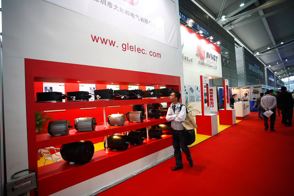 モーターとコントローラーの展示。サイズが大きいのでバス用か。ほかのブースでは、なぜかモーター類を撮影禁止にしている会社もあった