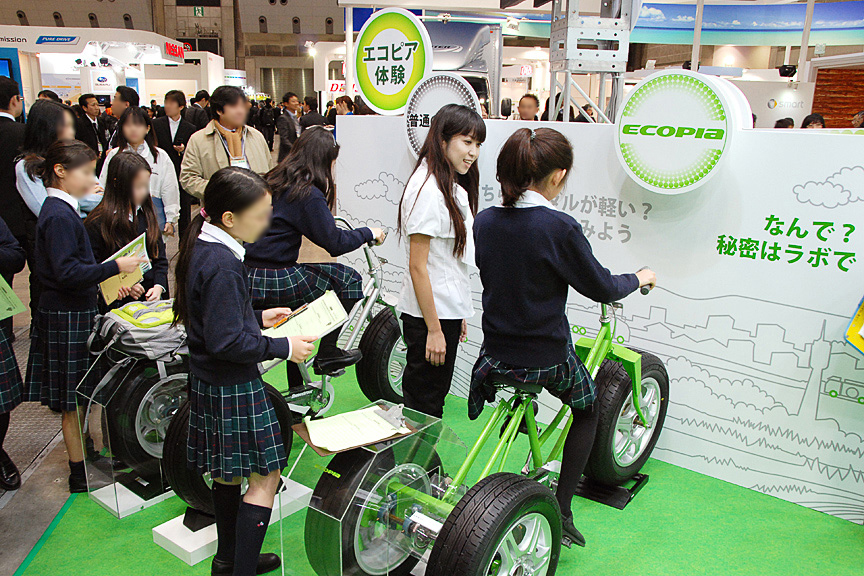 「ECOPIA」の転がり抵抗を体験できる展示