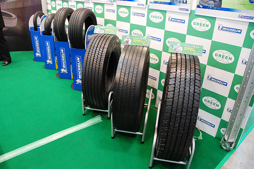 二輪車、乗用車、トラック・バス用のタイヤが並ぶミシュラン