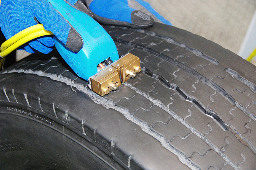 リグルーブでタイヤに溝を刻む体験もできる