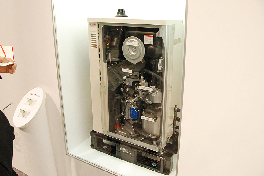 家庭用小型コージェネレーションユニットのカットモデル