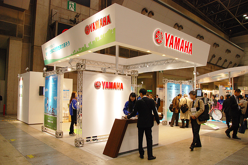 小型軽量パーソナルモビリティを展示するヤマハブース