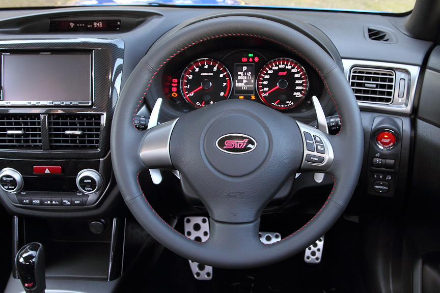 ステアリングにはSTIのエンブレム