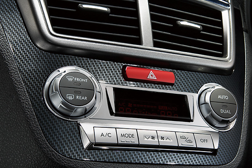 2.0i-S LIMITED、2.0GT LIMITED共通装備のカーボン調センターパネル