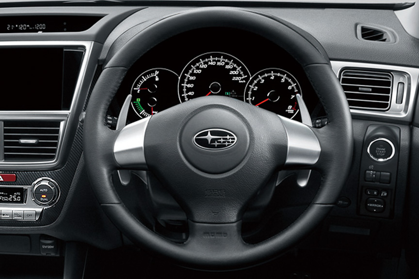 2.0GT LIMITEDに特別装備されるモモ製本革巻ステアリングホイール