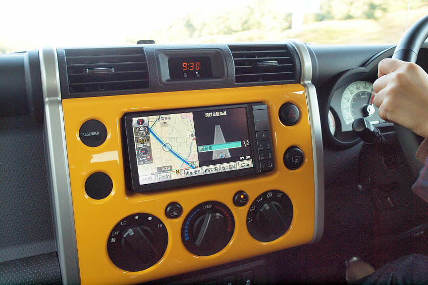 ボディカラーと同色のインストゥルメントパネルが格好いい♪　トヨタのFJクルーザー