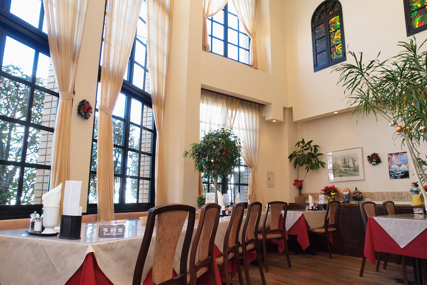 ここは結婚式場？　と思ってしまうステキな店内