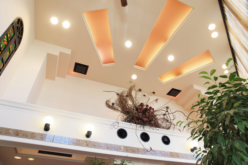 ホールは吹き抜けになっていて開放感抜群