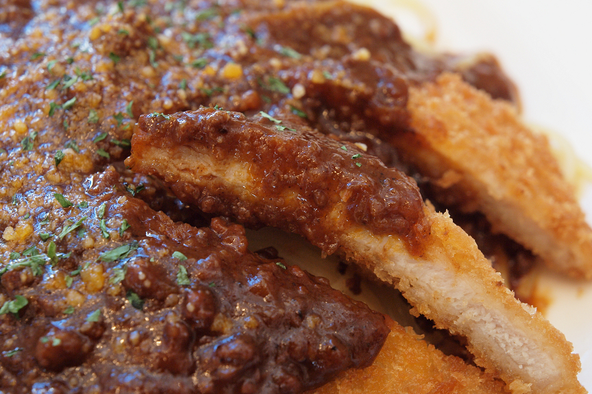甘めのミートソースとカツのハーモニーがヤミツキになりそうな一品