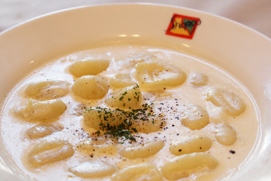 エイミーはセットのパスタに「ポテトニョッキのミラネーゼ」をチョイス