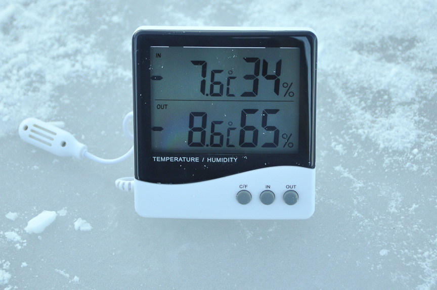 気温を測定中。気温は－8度～－7度