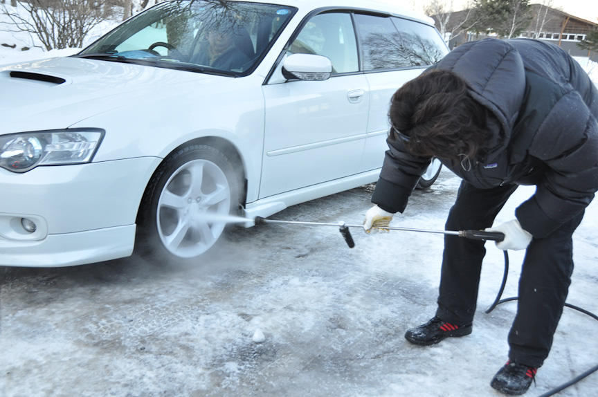 参加車両は、スタッフの手によって各部が洗浄される。これは湖上を汚さないようにするため