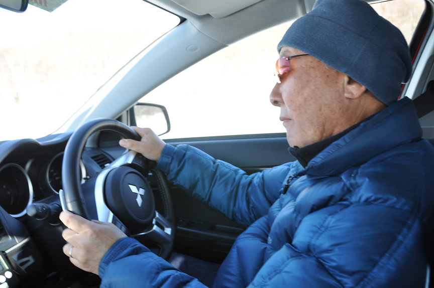 同乗走行中の日下部氏。ステアリングさばきは素早く、そして的確。路面状況を探るため、小刻みなステアリングワークを繰り返していた