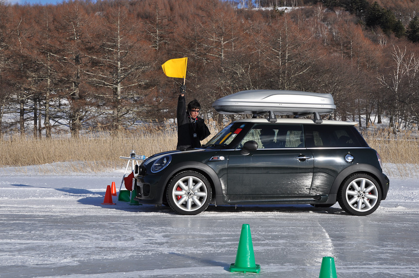 タイムアタックイベントは、ハンドリングエリアを使用。黄旗が上がるとスタート