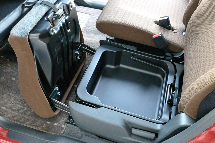 助手席の座面下にはシートアンダーボックスの収納スペースがある