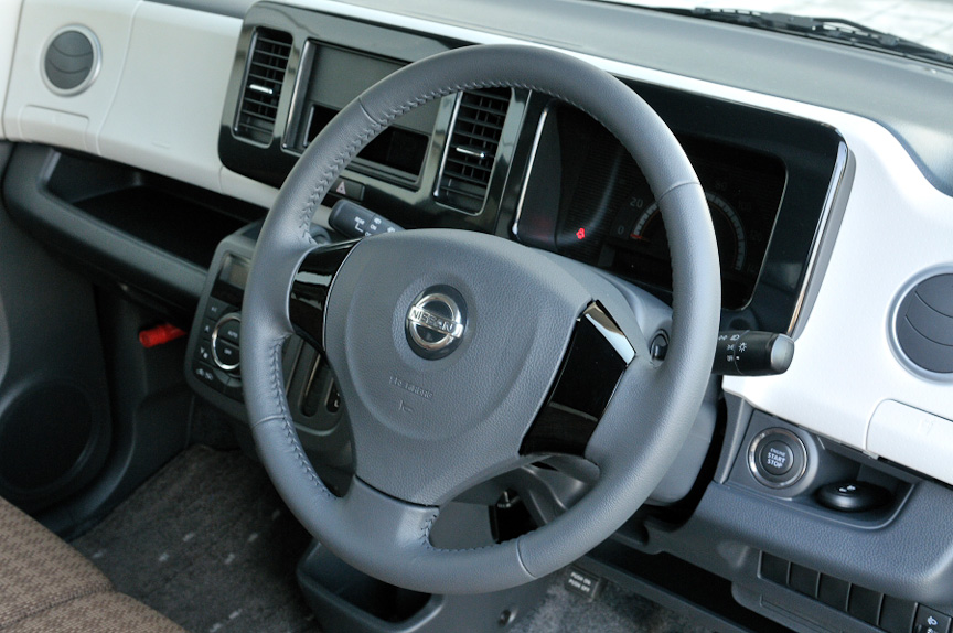 インテリアのデザインやシートカラーなどは同じだが、ステアリングはステッチ付きの本革巻きとなる