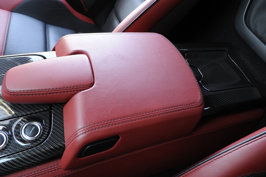 センターコンソールのアームレストもシートと合わせたレザーで仕上げられる