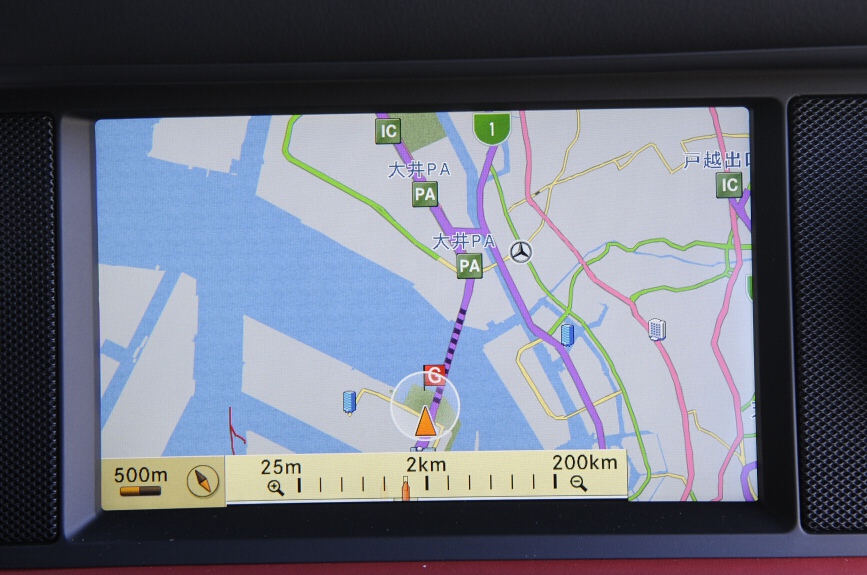 COMANDシステムのHDDナビゲーション。高精細な表示とシックな色合いの画面が特徴。オーディオや各種設定が可能
