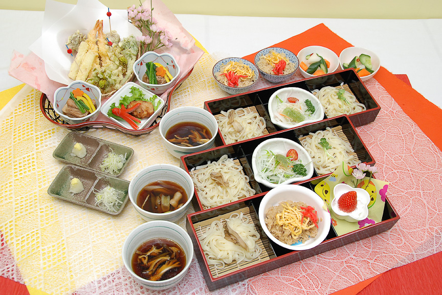 関越自動車道 赤城高原SA（下り）「水沢うどんの家族団らんセット」。2500円