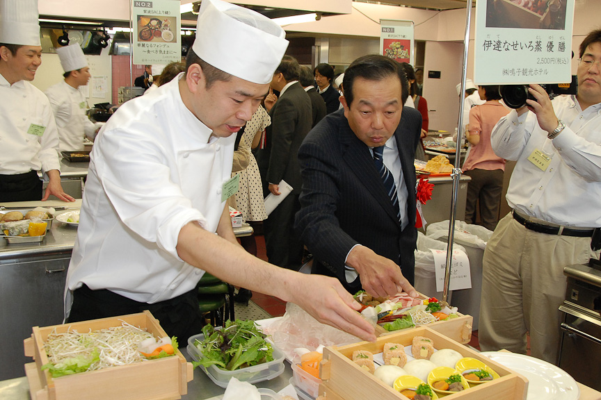 調理場見学では、陳健一審査委員長も鋭い質問を投げかける