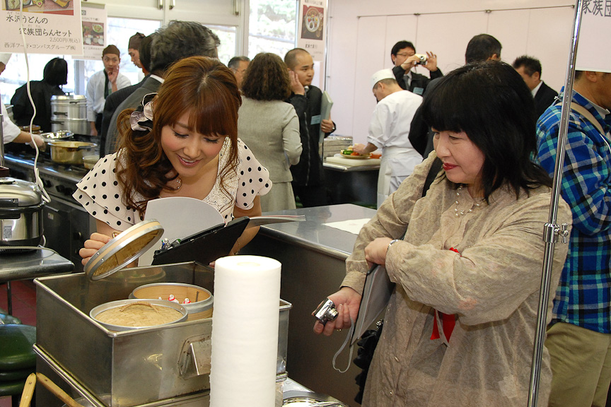 まだ蒸し始めていないせいろを覗く安めぐみさんと小林しのぶ氏