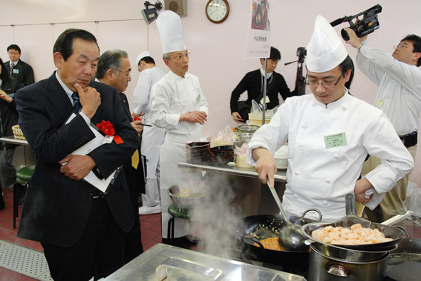“中華の鉄人”に見られて、緊張しながら中華鍋を振る光景も