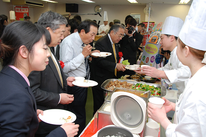 試食する審査委員たち。奥に夢のは東京調理師専門学校の富樫校長