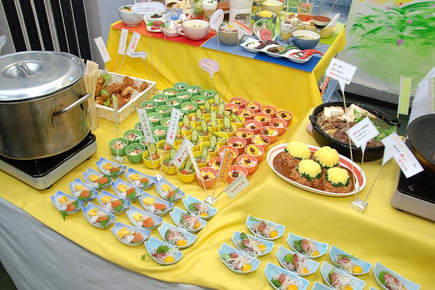 かなりの数になる試食用に小分けした料理が並べられている