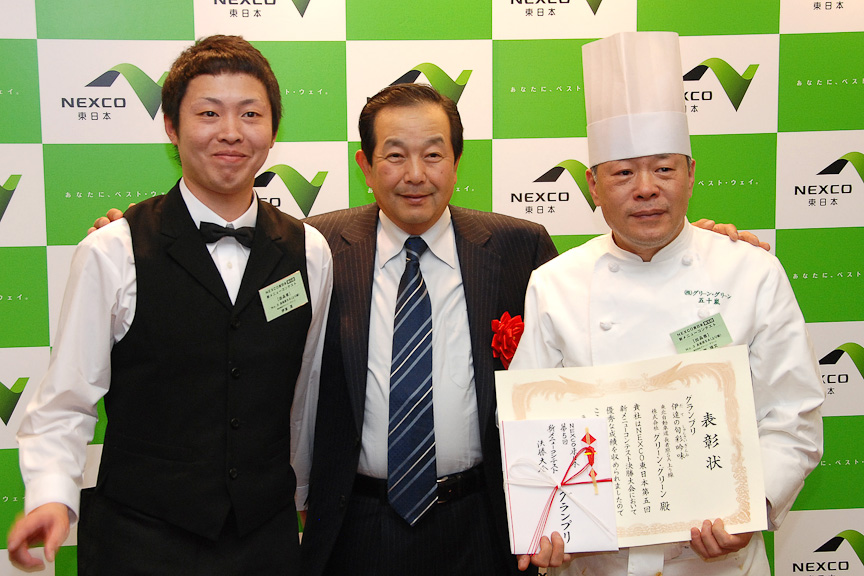 本来は2ショットのはずが、スタッフも招いての3ショットに