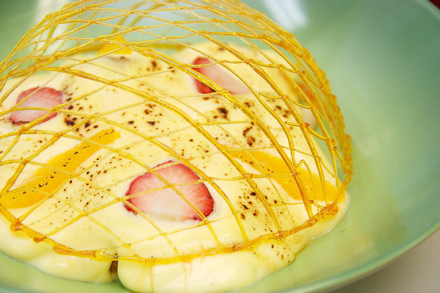 「伊達の旬彩吟味」のデザート。五十嵐料理長が一番苦労し、こだわったのは飴細工