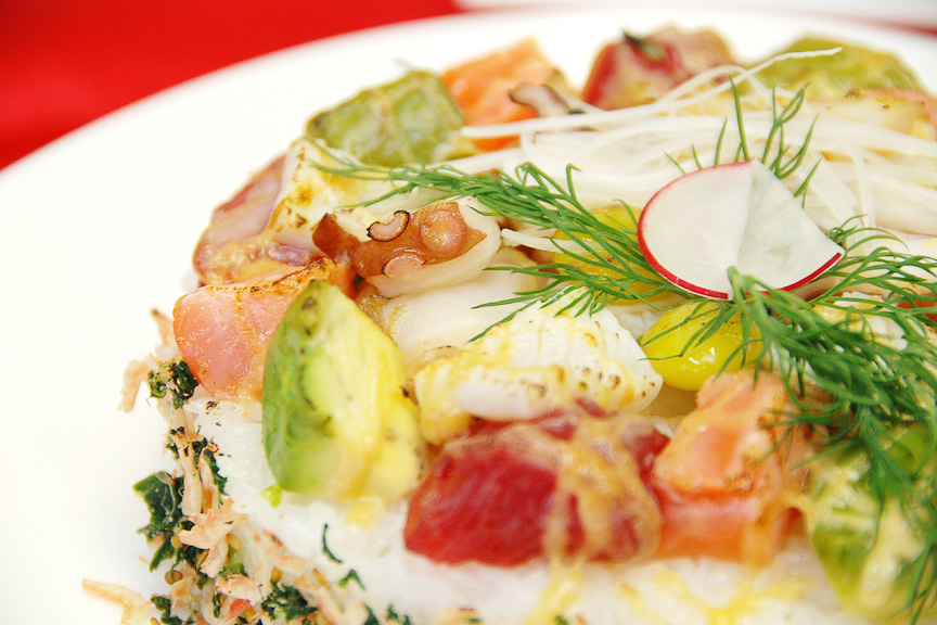 海鮮は食べる直前にバーナーで炙られ、香ばしくなる