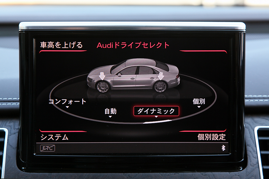 モニター画面には標準装備のHDDナビなどAV系ソースのほか、ドライブセレクトなど各種設定画面などを表示できる