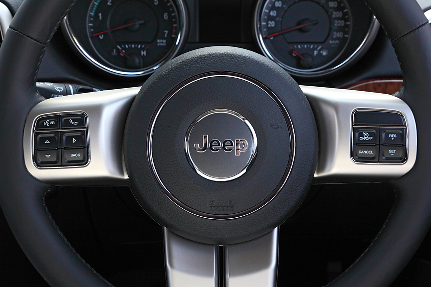 ステアリング左側はインフォメーションディスプレイのメニューを選択するスイッチと、ハンズフリー機能を配置。右側はクルーズコントロールスイッチ