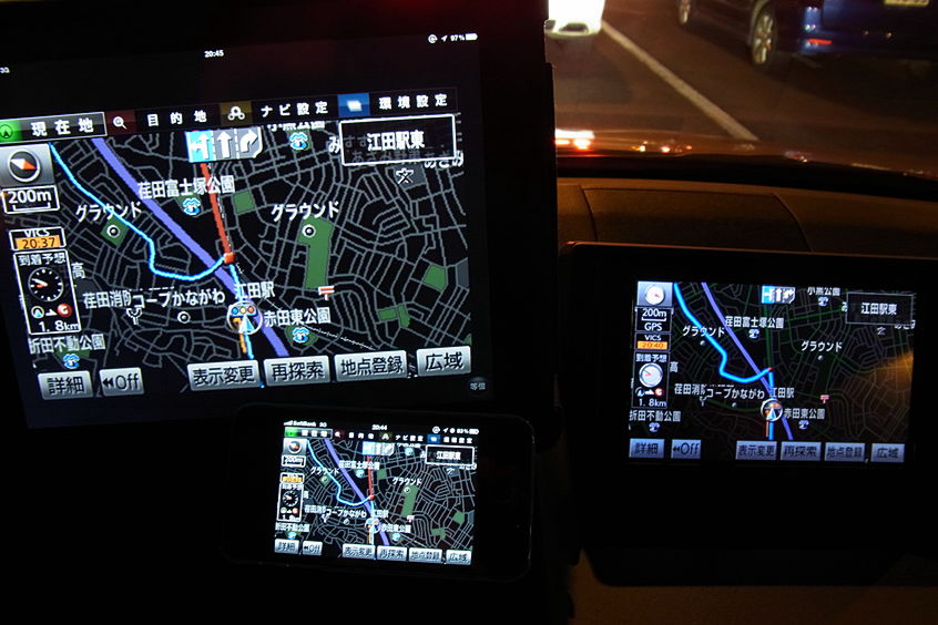 左上がiPad、下がiPhone、右がCT200hの純正車載ナビ