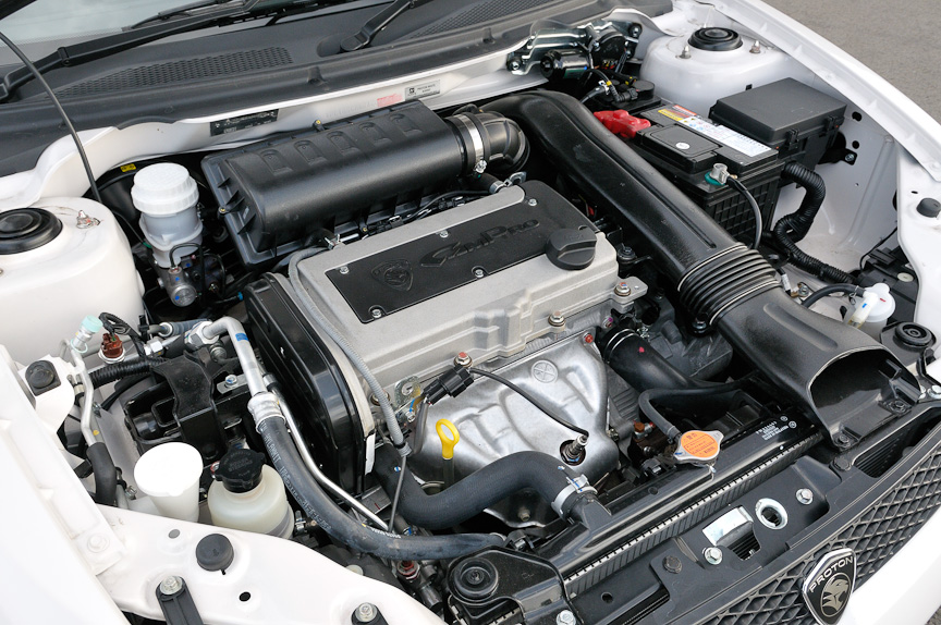 直列4気筒DOHC 1.6リッターエンジンが横置きされる