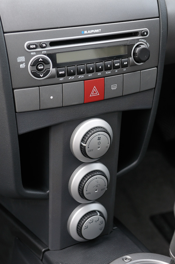 エアコンの操作スイッチは円形。シンプルだが慣れると操作しやすい