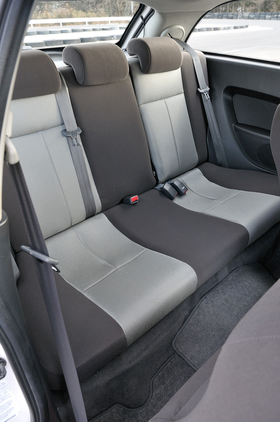 5名乗車が可能なためリアシートには3つのヘッドレストが備わる