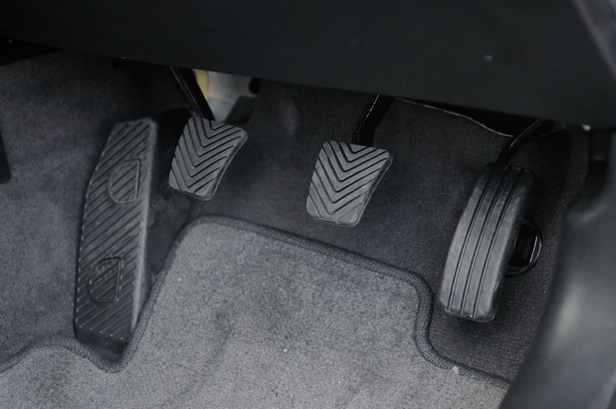 MT車なので3ペダル。右からアクセル、ブレーキ、クラッチ
