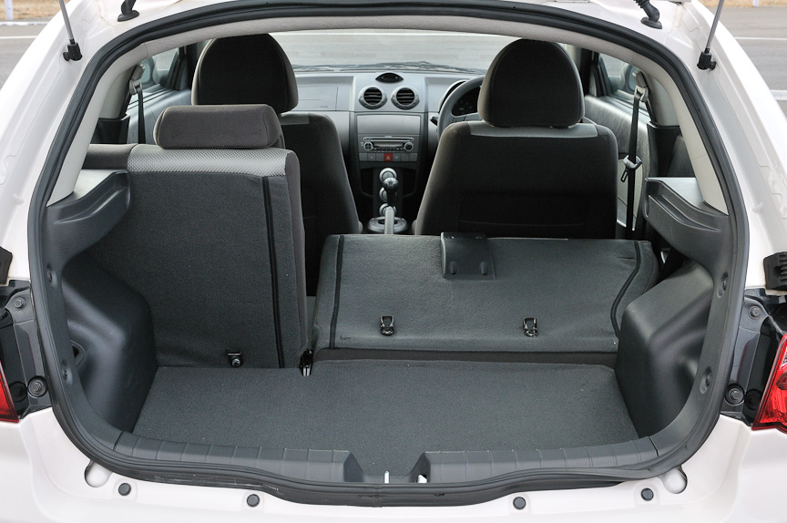 リアシートは7：3分割可倒式で、シートバックをダイブダウンさせればカーゴスペースを拡大できる