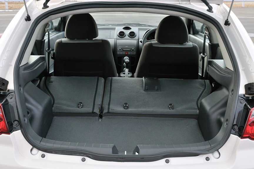 リアシートは7：3分割可倒式で、シートバックをダイブダウンさせればカーゴスペースを拡大できる