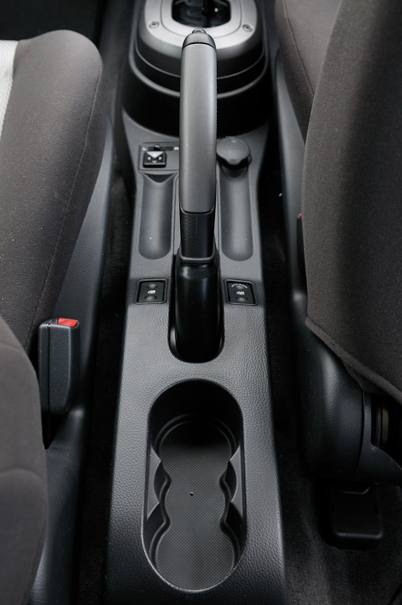 サイドブレーキレバー後方にリアシート用のカップホルダーが2つ用意される